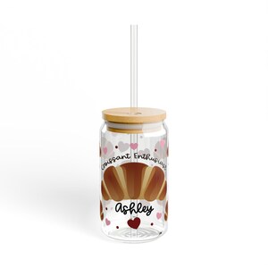 Regalo personalizado para amantes de los croissants, lata de vidrio, regalo para chef pastelero, vaso de vidrio con sorbete, taza de vidrio para entusiastas de los croissants, vaso con sorbete de 16 oz imagen 8