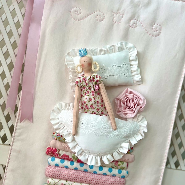 Tilda Textile Panel Prinzessin und die Erbse Stoffpuppe Hängen Kinderzimmer Dekor Stoff gefüllte Puppe Spielzeug Kinderzimmer Dekor Geschenk für Neugeborene Baby Mädchen