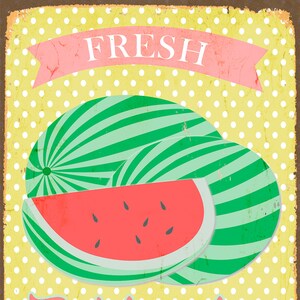 Puede incluir: Letrero metálico de estilo vintage con fondo amarillo y lunares blancos. Muestra dos sandías a rayas verdes y blancas, una cortada para revelar la pulpa roja y las semillas negras. La palabra "FRESH" está encima de las sandías, y "Watermelons" debajo.