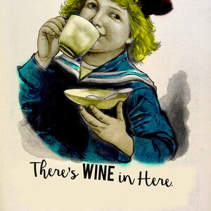 Puede incluir: Una ilustración vintage de un niño con un gorro rojo y una camisa de marinero azul, bebiendo de una taza blanca y sosteniendo un tazón. El texto "Shh... There's WINE in Here." está escrito debajo de la imagen.