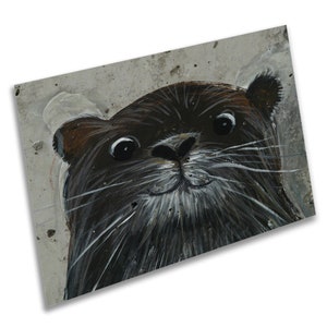 Puede incluir: Primer plano de una nutria pintada sobre un fondo de hormigón gris. La nutria tiene un pelaje marrón y negro, bigotes blancos y una expresión amigable.