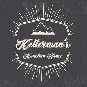 Può includere: Un logo in stile vintage con una grafica di catena montuosa e il testo "Kellerman's Mountain House" in font bianco su sfondo nero.