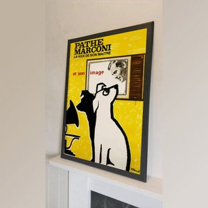 Puede incluir: Un póster vintage que anuncia Pathe Marconi, una marca de televisión, con el texto "Pathe Marconi La Voix de Son Maitre et son image". El póster presenta una ilustración en blanco y negro de un perro mirando hacia arriba a una pantalla de televisión con la cara de un hombre visible en la pantalla. El póster está sobre un fondo amarillo con acentos en blanco y negro.