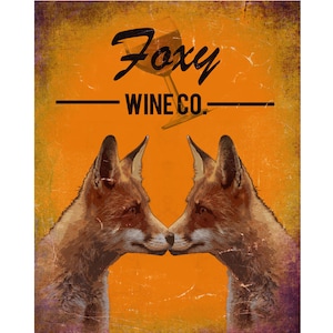Puede incluir: Un letrero de estilo vintage en naranja y amarillo muestra dos zorros enfrentados. El texto "Foxy Wine Co." está escrito en negro sobre los zorros, con una ilustración de una copa de vino.