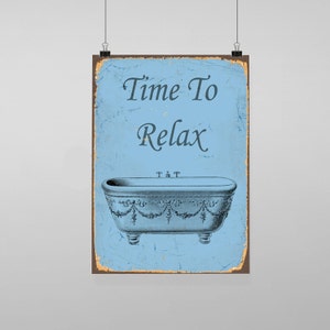 Puede incluir: Un cartel vintage azul y blanco con el texto "Time To Relax" y una ilustración en blanco y negro de una bañera.