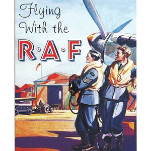 Puede incluir: Un cartel vintage que anuncia la Royal Air Force (RAF) con el texto "Flying With the R.A.F." Dos hombres con uniformes de la RAF se encuentran frente a un hangar con un avión en el fondo.