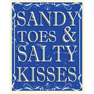 Puede incluir: Un letrero azul y blanco con el texto "SANDY TOES & SALTY KISSES" en una fuente de estilo vintage.