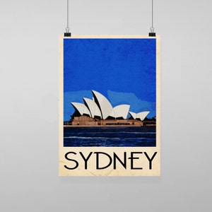 Puede incluir: Un póster de estilo vintage con la Ópera de Sídney sobre un fondo de cielo azul. El póster tiene un aspecto descolorido y texturizado, y la palabra "SYDNEY" está impresa en negro en la parte inferior.