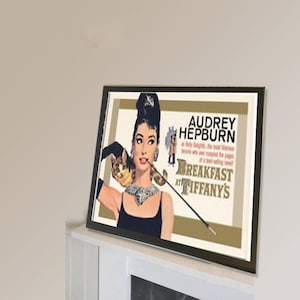 Puede incluir: Un póster de película vintage para la película "Desayuno en Tiffany's" con Audrey Hepburn como Holly Golightly. El póster está en blanco y negro con un fondo amarillo y presenta un primer plano de Audrey Hepburn sosteniendo un gato.