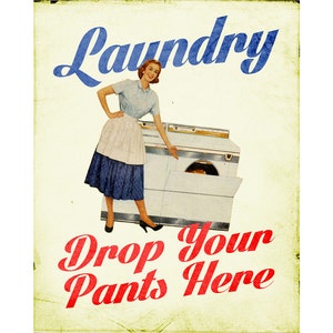 Puede incluir: Un anuncio vintage para un servicio de lavandería con una mujer con un vestido azul y blanco de pie junto a una lavadora. El texto dice "Lavandería Deja tus pantalones aquí".