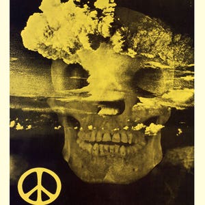 Puede incluir: Un cartel vintage en amarillo y negro. Muestra una calavera con una nube en forma de hongo encima y un símbolo de la paz. El texto en la parte inferior dice: "STOP NUCLEAR SUICIDE CAMPAIGN FOR NUCLEAR DISARMAMENT 2 CARTHUSIAN ST LONDON EC1".