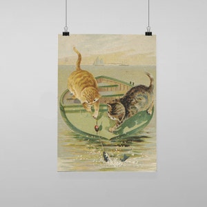Puede incluir: Dos gatos en un bote verde pescando. El gato de adelante es marrón y blanco y el gato de atrás es naranja. El gato de adelante ha pescado un pez con una línea de pesca.