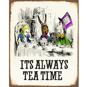 Puede incluir: Un letrero de metal de estilo vintage con una ilustración en blanco y negro de Alicia, el Sombrerero Loco y la Liebre de Marzo tomando el té. El letrero tiene un fondo blanco con bordes marrones y el texto "ITS ALWAYS TEA TIME" en negro.