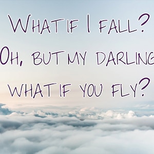 Puede incluir: Una cita motivacional sobre un fondo de nubes: "WHAT IF I FALL? OH, BUT MY DARLING WHAT IF YOU FLY?"