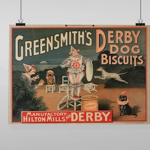 Puede incluir: Un cartel vintage que anuncia Greensmith's Derby Dog Biscuits. El cartel presenta a un payaso con un traje rojo y blanco, un perro saltando por el aire y un perro sentado en un barril. El texto del cartel dice "Greensmith's Derby Dog Biscuits" y "Manufactory Hilton Mills Derby."