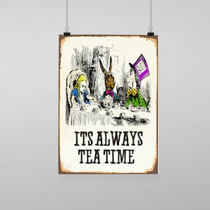 Puede incluir: Un letrero de metal de estilo vintage con fondo blanco y borde marrón. El letrero presenta una ilustración de Alicia, el Sombrerero Loco y la Liebre de Marzo tomando el té. El texto en el letrero dice "It's Always Tea Time".