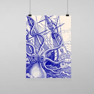 Puede incluir: Una ilustración vintage en azul y blanco que representa un pulpo gigante atacando un barco de vela. El pulpo tiene ojos grandes y tentáculos envueltos alrededor de los mástiles del barco.