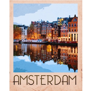 Puede incluir: Una imagen de estilo postal vintage de Ámsterdam, Países Bajos. La imagen presenta un canal con casas holandesas tradicionales que bordean la orilla del agua. Las casas están pintadas en colores cálidos, con ladrillo rojo y molduras blancas. El agua refleja los edificios y el cielo, creando una hermosa escena.