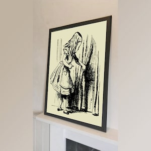 Puede incluir: Ilustración en blanco y negro de una niña con un vestido mirando a través de una puerta. La niña está sujetando el borde de la puerta con su mano derecha. La ilustración está en un marco negro.