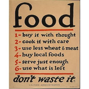 Puede incluir: Un cartel vintage con la palabra "food" en letras negras grandes. Enumera seis consejos para ahorrar comida, incluyendo "comprar con cuidado", "cocinar con atención" y "usar menos trigo y carne". El cartel termina con la frase "no lo desperdicies" y está firmado "U.S. FOOD ADMINISTRATION".