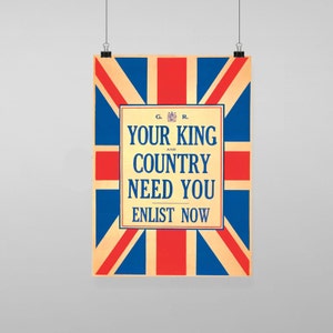 Puede incluir: Un póster vintage con el diseño de la bandera de la Union Jack. El texto central dice: "YOUR KING AND COUNTRY NEED YOU ENLIST NOW" en azul marino. El fondo es de color crema y el póster está sujeto con clips.