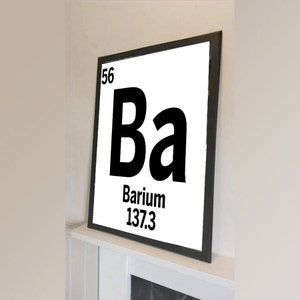 Puede incluir: Un póster de elemento de la tabla periódica en blanco y negro con un marco negro. El póster presenta el elemento Bario (Ba) con el número atómico 56 y el peso atómico 137,3.