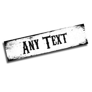 Puede incluir: Un letrero rectangular de madera blanca desgastada con las palabras "ANY TEXT" en letras negras en negrita y decorativas. Los bordes del letrero están muy desgastados con pintura negra, creando una estética rústica.
