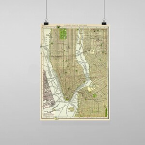 Puede incluir: Mapa vintage de la ciudad de Nueva York del Atlas Estándar del Mundo. El mapa muestra las calles y los barrios de la ciudad en detalle, con un enfoque en Manhattan. El mapa está impreso en tonos de marrón, verde y azul.