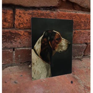 Puede incluir: Una pintura de un perro marrón y blanco con orejas caídas. El perro mira hacia la derecha y tiene un fondo oscuro.