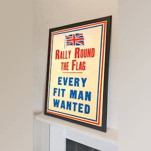 Puede incluir: Un cartel de estilo vintage con una bandera de la Union Jack roja, blanca y azul. El cartel dice "Rally Round The Flag Every Fit Man Wanted".