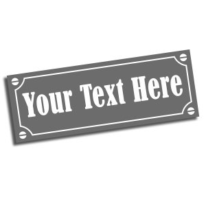 Puede incluir: Un letrero rectangular gris con esquinas redondeadas y tornillos blancos. El letrero tiene un borde blanco y el texto "Your Text Here" en blanco.