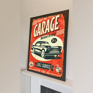 Puede incluir: Un letrero de garaje de estilo vintage con fondo rojo y una ilustración en blanco y negro de un coche clásico. El letrero dice "Garage, Mecánico de guardia, Servicio completo".
