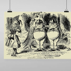 Puede incluir: Ilustración en blanco y negro de Alicia en el País de las Maravillas que muestra a Alicia de pie frente a dos hombres idénticos, redondos y bajos que llevan sombreros. Los hombres están de pie con los brazos cruzados y tienen expresiones severas en sus rostros. Los hombres están etiquetados como 'The Two' en la ilustración.