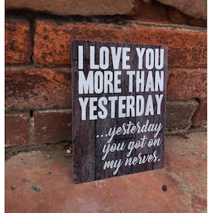 Puede incluir: Un letrero de madera rústico con el texto "Te amo más que ayer...ayer me pusiste de los nervios."