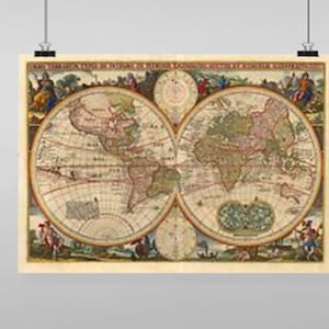 Puede incluir: Una impresión de mapa del mundo antiguo con una estética vintage. El mapa está dividido en dos hemisferios, con América en el lado izquierdo y Europa, Asia y África en el lado derecho. El mapa está rodeado por un borde decorativo con figuras y texto.