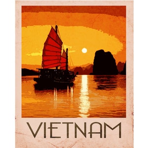 Puede incluir: Un cartel de viaje vintage con un barco de junco rojo y negro navegando en una masa de agua al atardecer. El cielo es naranja y amarillo con un sol blanco. El texto "VIETNAM" está en la parte inferior del cartel.