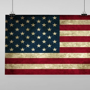 Puede incluir: Una bandera estadounidense de estilo vintage con colores rojo, blanco y azul descoloridos. La bandera tiene 13 rayas horizontales y 50 estrellas blancas sobre un campo azul.