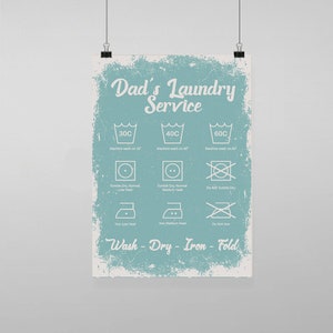 Puede incluir: Un póster de estilo vintage con fondo azul y texto blanco que dice "Dad's Laundry Service". El póster incluye un conjunto de instrucciones de cuidado de la ropa con iconos para lavar, secar y planchar.