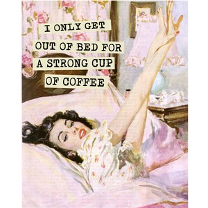 Puede incluir: Una ilustración vintage de una mujer en la cama con el texto "I only get out of bed for a strong cup of coffee" sobre un fondo amarillo.