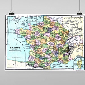 Puede incluir: Un mapa vintage de Francia con una representación colorida de las regiones del país. El mapa está etiquetado como "FRANCE" e incluye una escala y una brújula.