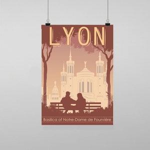 Puede incluir: Un cartel de viaje vintage para Lyon, Francia, con una silueta de una pareja sentada en un banco frente a la Basílica de Notre-Dame de Fourvière. El cartel tiene un fondo cálido de color atardecer con el nombre de la ciudad "LYON" en letras grandes y negritas en la parte superior.