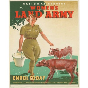 Puede incluir: Un cartel vintage que anima a las mujeres a unirse al Women's Land Army durante la Segunda Guerra Mundial. El cartel presenta a una mujer con uniforme sosteniendo un cubo y caminando con dos terneros. El texto dice "National Service Women's Land Army Enrol Today".