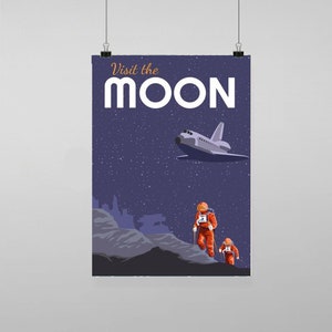 Puede incluir: Un póster de estilo vintage que anuncia un viaje a la luna. El póster presenta una lanzadera espacial volando sobre un paisaje lunar con dos astronautas caminando por la superficie. El texto del póster dice "Visita la LUNA".