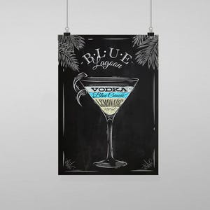 Puede incluir: Un póster con una ilustración de tiza de un cóctel Blue Lagoon. La bebida está en una copa de Martini, con capas etiquetadas como "Vodka", "Blue Curaçao" y "Lemonade". Las palabras "Blue Lagoon" están en la parte superior, con hojas de palma y líneas decorativas.
