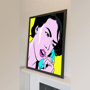 Puede incluir: Una ilustración de estilo pop art de una mujer con cabello negro, vistiendo una camisa de lunares rosa y blanco, hablando por un teléfono azul. El fondo es amarillo.