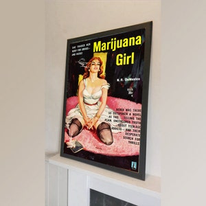 Puede incluir: Una portada de libro de bolsillo vintage con una mujer con un vestido blanco sentada en una alfombra rosa. La portada tiene el título "Marijuana Girl" y el autor "N.R. DeMexico". El texto de la portada dice "She traded her body for drugs- and kicks!" y "Never was there so outspoken a novel as this... telling the plain, uncensored truth about teen-age addicts- and their desperate search for thrills."