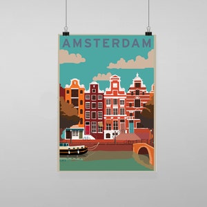 Puede incluir: Un póster de estilo vintage con la palabra "AMSTERDAM" en texto azul en la parte superior. El póster presenta una ilustración colorida de un canal con casas holandesas tradicionales, un puente y un pequeño barco.