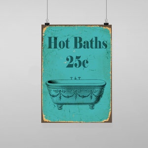 Puede incluir: Un cartel de estilo vintage con fondo turquesa y borde marrón. El cartel dice "Hot Baths 25¢" y presenta una ilustración en blanco y negro de una bañera con detalles ornamentados.