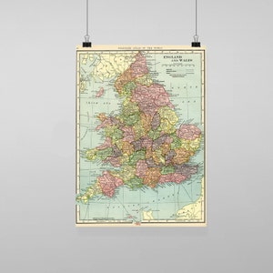 Puede incluir: Un mapa vintage de Inglaterra y Gales, que muestra los condados y las principales ciudades. El mapa está impreso en papel color crema con un borde azul claro. El mapa está titulado "Inglaterra y Gales" y forma parte de un "Atlas estándar del mundo."