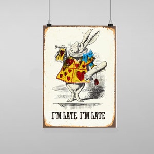 Puede incluir: Un letrero de metal de estilo vintage con un conejo blanco que lleva un chaleco amarillo y rojo en forma de corazón, sosteniendo un rollo y una trompeta. El texto en el letrero dice "I'm late I'm late".